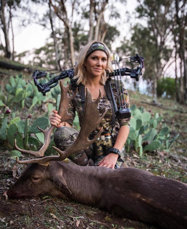 Rachel sendiri bekerja sebagai orang yang menilai dampak lingkungan. Dengan kemampuannya berburu, Rachel kerap kali diundang untuk membagi ilmunya kepada para penembak dan pemburu. Foto: Instagram @rachelcarriehunting