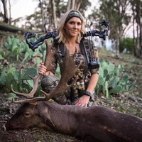 Rachel sendiri bekerja sebagai orang yang menilai dampak lingkungan. Dengan kemampuannya berburu, Rachel kerap kali diundang untuk membagi ilmunya kepada para penembak dan pemburu. Foto: Instagram @rachelcarriehunting