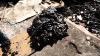 Hingga hari ini, tumpahan minyak tersebut belum dibersihkan. Uun, salah seorang pengelola rumah makan seafood di Pantai Pisangan, juga mewanti-wanti supaya tidak dekat-dekat dengan tumpahan minyak