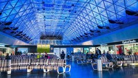 Selama beberapa dekade, maskapai Iceland Air telah menarik traveler berkunjung ke negaranya lewat tawaran tur wisata gratis. Buat traveler yang naik maskapai Iceland Air, berhak akan tur jalan-jalan ke pemandian air panas Blue Lagoon yang berjarak 20 menit dari bandara (@kefairport/Twitter)