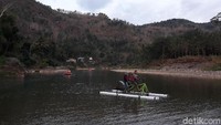 Sesampainya di wahana itu, pengunjung akan dimanjakan dengan jernihnya air di Sungai Oya. Tampak pula beberapa kano dan 2 unit sepeda air yang terparkir di Sungai tersebut (Pradito/detikcom)