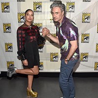 Di acara tersebut, Tessa Thompson menebar pesonanya dengan mini dress hitam yang dihiasi fringe berkilauan dalam motif wajik. (Foto: Alberto E. Rodriguez/Getty Images for Disney)