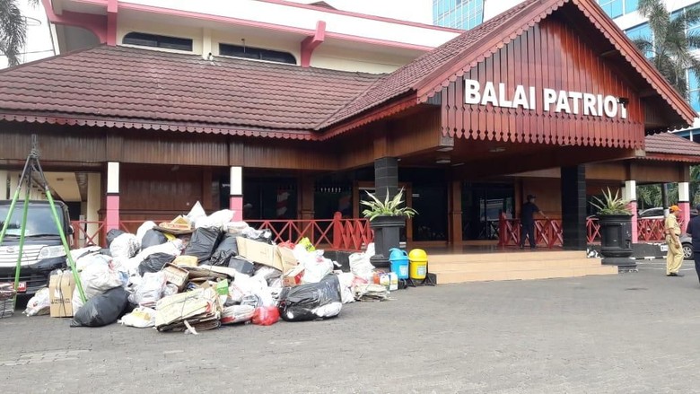 Canangkan Kantor Bersih, ASN Kota Bekasi Diwajibkan Sedekah Sampah Plastik Canangkan Kantor Bersih, ASN Kota Bekasi Diwajibkan Sedekah Sampah Plastik