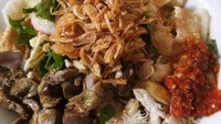 Selain suwiran daging ayam, bubur juga enak dimakan dengan irisan hati dan ampela yang empuk gurih. Tambahkan sambal dan kecap biar rasanya makin enak. Foto : Instagram @eriscafuji