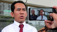 Fahri Hamzah resmi mengajukan sita eksekusi terhadap aset-aset petinggi PKS Sohibul Iman cs. Ada 8 daftar aset yang diajukan sita eksekusi berupa rumah hingga kendaraan milik para tergugat pimpinan PKS.