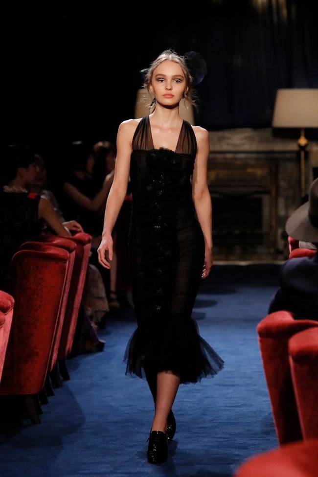 Lily-Rose Depp hanya memiliki tinggi badan 161 cm tapi dia telah melenggang di berbagai fashion show ternama, salah satunya Chanel. Model 17 tahun ini juga pernah jadi model majalah LOVE, V, Vogue, Elle dan Vanity Fair. Foto: Ken Ishii/Getty Images