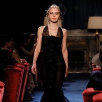 Lily-Rose Depp hanya memiliki tinggi badan 161 cm tapi dia telah melenggang di berbagai fashion show ternama, salah satunya Chanel. Model 17 tahun ini juga pernah jadi model majalah LOVE, V, Vogue, Elle dan Vanity Fair. Foto: Ken Ishii/Getty Images