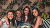 Nah begini keseruan para wanita di keluarga Gordon Ramsay. Ada Tana, Tilly, dan Holly Ramsay. 