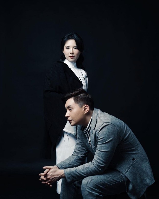 Foto prewedding indoor di dalam studio dengan gaya simpel juga jadi pilihan Edric Tjandra dan Venny Chandra. Pose keduanya pun bisa diterapkan untuk pasangan yang tidak ingin bersentuhan mesra dalam foto prewedding. Foto: Instagram