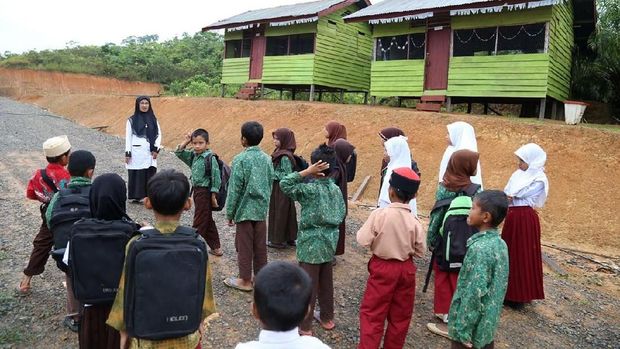 Pensiunan Dosen, Alih Profesi Jadi Bidan Bangun Sekolah Tapal Batas