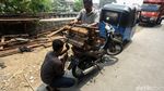 Bisnis Kayu Bekas Pembawa Rejeki