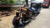 Ada juga yang membelinya secara langsung untuk membuat berbagai barang seperti kandang ayam, meja, dll.