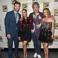 Menariknya, ia memadukan busana tersebut dengan ankle boots bertali beda warna, silver dan emas. Gayanya lantas sukses mencuri perhatian. (Foto: Alberto E. Rodriguez/Getty Images for Disney)