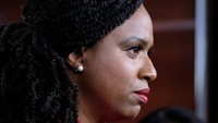Ayanna Pressley (45) menegaskan dirinya dan para anggota Kongres lainnya tidak bisa dibungkam, usai diserang Trump dengan komentar rasis. Skuad kami besar. Skuad kami terdiri dari setiap orang yang berkomitmen dalam membangun dunia yang layak dan adil, dan itulah kinerja yang ingin kami capai dan merujuk pada besarnya skuad ini dan negara yang jebat ini, kami tidak bisa, kami tidak akan dibungkam, tegas Pressley. Foto: Alex Wroblewski/Getty Images/AFP