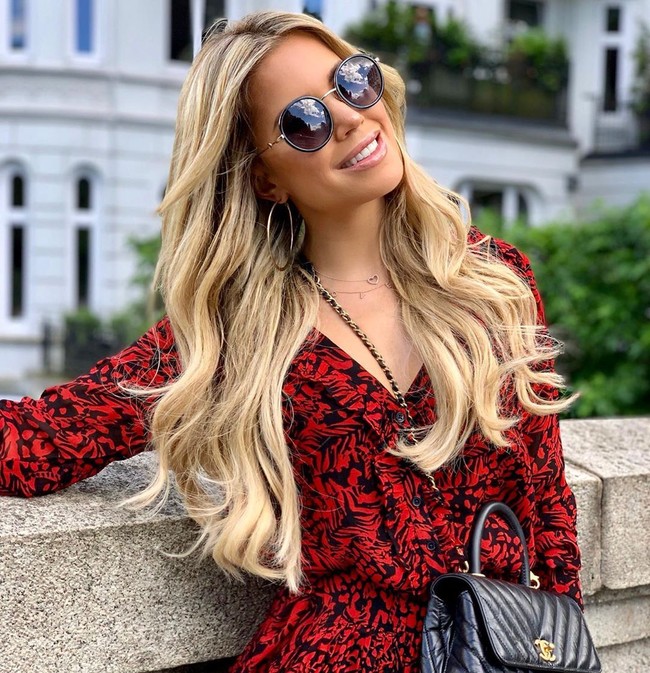 Namanya jadi kontroversi sejak dirinya ketahuan berselingkuh dengan seorang pilot. Pernikahan yang telah dibina dengan Van der Vaart selama delapan tahun itu pun kandas pada 2013. Foto: Instagram @sylviemeis