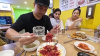 Lihat Keberanian Glenn Alinskie Cicip Gurita dan Daging Mentah di Korea
