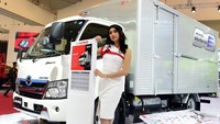 Salah satu truk yang ditampilkan hino di pameran otomotif itu adalah Hino Dutro Hybrid. Kendaraan yang menggabungkan tenaga diesel dan motor listrik.