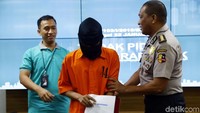 Bareskrim Polri menangkap pelaku pencabulan terhadap anak lewat media sosial (grooming). Tersangka berinisial TR (25), yang merupakan seorang narapidana di Surabaya, menggunakan akun palsu untuk mendapatkan foto atau video korbannya, Senin (22/7/2019).