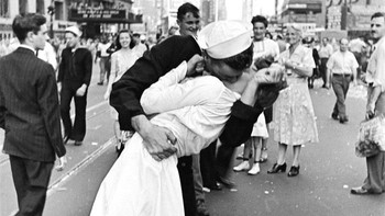 V-J Day In Times Square (1945) karya Alfred Eisenstaedt mengunakan kamera Leica Iiia Foto: Bored Panda