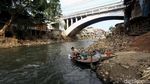 Hiruk Pikuk Aktivitas Warga di Tepian Sungai Ciliwung