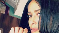 Sluurrrp! Menikmati segelas milkshake segar di siang hari jadi pilihan Salma. Foto ini juga memperlihatkan wanita berdarah Lebanon dan Spanyol ini punya mata yang indah.  Foto: instagram @salmahayek