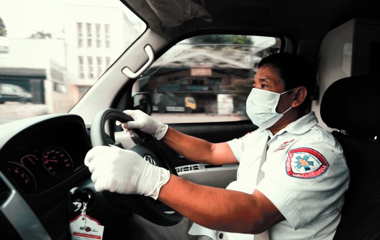 Kisah Haru Sopir Ambulans 24 Jam yang Bikin Kejutan ke Buah Hati Kisah Haru Sopir Ambulans 24 Jam yang Bikin Kejutan ke Buah Hati