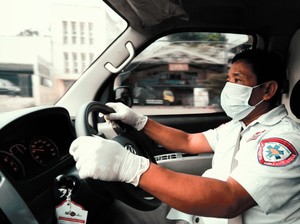 Kisah Haru Sopir Ambulans 24 Jam yang Bikin Kejutan ke Buah Hati