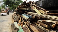 Para pengepul ini mengumpulkan kayu-kayu bekas dari rumah atau bangunan yang dibongkar.