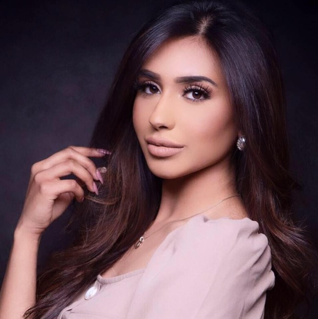 Aku bangga bisa jujur pada diri sendiri selama kompetisi ini dan tidak akan melakukan apapun yang melanggar moralitas demi bisa bergabung. Menurutku itu yang membuatku menonjol (di kompetisi) dan membantuku sampai sejauh ini. Karena menjadi diri sendiri yang membuatku berbeda, ungkap Aysha, seperti dikutip dari The Sun. Foto: Facebook Aysha Khan