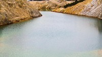 Banyak turis yang tak tahan dengan keindahannya dan mencoba untuk bermain di danau ini. Hasilnya tak perlu diragukan lagi. Menyentuh air Monte Neme artinya bersiap untuk masuk rumah sakit. (iStock)