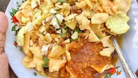 Ciri khas bubur ayam Sukabumi memakai topping berlimpah. Selain kerupuk dan irisan daun bawang, irisan cakue jadi ciri khasnya. Foto : Instagram @ari_dnd