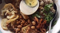 Siapa yang bisa nolak? Bubur ayam dengan topping komplet masih ditambah sate ampela dan telur rebus. Nyam! Foto : Instagram @merrykumanireng