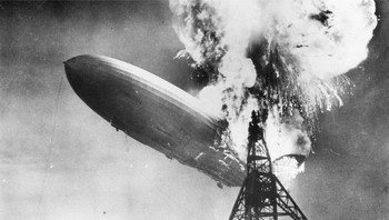 The Hindenburg Disaster (1937) karya Sam Shere dijepret menggunakan Speed Graphic. Foto: Bored Panda