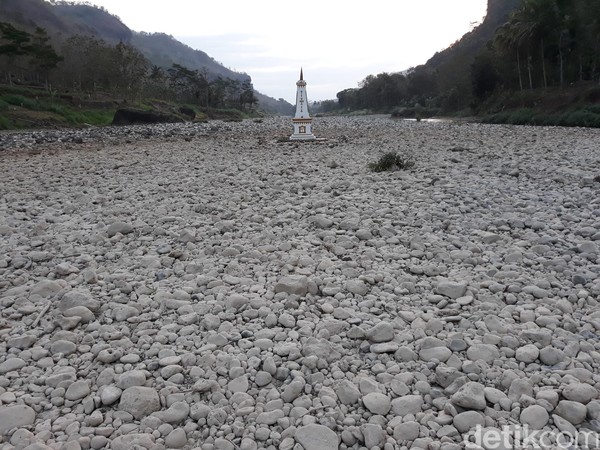 Untuk mempercantik sungai, replika Tugu Pal Putih pun tak ketinggalan menjadi penghias di tengah-tengah padang batu Sungai Oya. (Pradito Rida Pertana/detikcom) Untuk mempercantik sungai, replika Tugu Pal Putih pun tak ketinggalan menjadi penghias di tengah-tengah padang batu Sungai Oya. (Pradito Rida Pertana/detikcom)