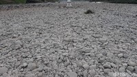 Untuk mempercantik sungai, replika Tugu Pal Putih pun tak ketinggalan menjadi penghias di tengah-tengah padang batu Sungai Oya. (Pradito Rida Pertana/detikcom)