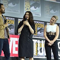 Aktris Scarlett Johansson ikut eksis di  Comic Con 2019 yang digelar di San Diego, Sabtu (20/7/2019). Kehadirannya menjadi bagian dari acara pengumuman film Black Widow persembahan Marvel Studios. Foto: Kevin Winter/Getty Images