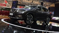 Selain itu terdapat Forward Collision Warning yang dapat memantau dan memberikan peringatan kepada pengendara apabila terdapat kendaraan lain di area sekitar bagian depan kendaraan yang tiba-tiba berhenti atau mengurangi kecepatan. 