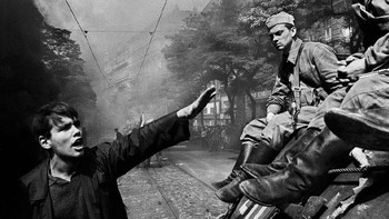 Invasion 68: Prague (1968) karya Josef Koudelka menggunakan kamera Exacta Varex. Foto: Bored Panda