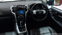 Sementara itu, untuk bagian interior, adanya smart-key (passive entry and start system) and engine start-stop button memberi kemudahan pengguna pada awal berkendara.