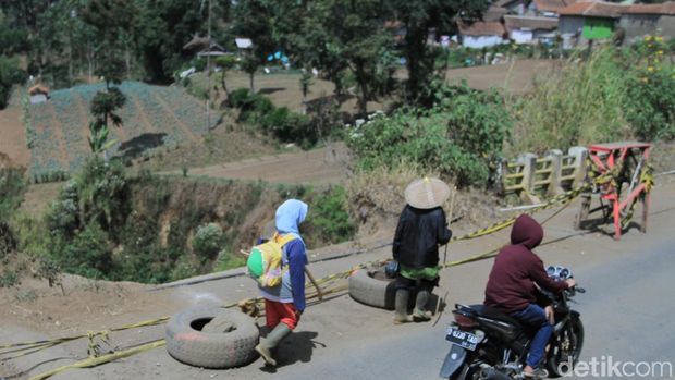 4 Bulan Ambrol, Tebing Sedalam 30 Meter di Kertasari Belum Diperbaiki