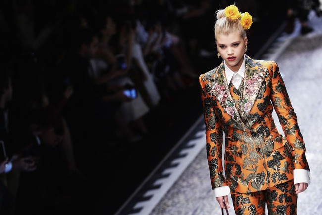 Anak dari Lionel Richie, Sofia Richie, memiliki tinggi badan 170 cm dan sukses menyematkan namanya sebagai model papan atas. Wanita 20 tahun ini sudah malang melintang di industri fashion dengan berjalan untuk brand D&G, Chanel, Yeezy, dan tampil di majalah W, V Magazine, serta Vogue Japan. Foto: Vittorio Zunino Celotto/Getty Images