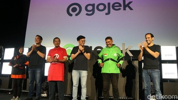 Founder & CEO Gojek Nadiem Makarim meresmikan logo baru di kantornya di Pasaraya Blok M, Jakarta, Senin (22/7/2019).