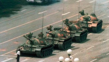 Tank Man (1989) karya Jeff Widener diambil dari kamera Nikon Fe2. Foto: Bored Panda