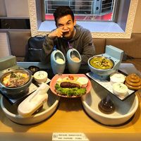 Dilayani Robot hingga Ditemani Drakula, 5 Restoran Ini Punya Konsep Nyleneh