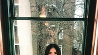 Segelas capuccino hangat jadi teman santai Salma ketika liburan di London. Dengan anggun, ia menikmati kopinya di depan jendela besar. Foto: instagram @salmahayek