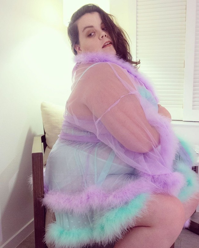 Saya tidak mempromosikan obesitas - setiap orang memiliki otonomi tubuh mereka sendiri untuk melakukan apa yang mereka inginkan. Apakah orang yang memiliki segelas anggur, mempromosikan alkoholisme? Itu kacau untuk berpikir bahwa seseorang yang hanya ada harus bersembunyi di gua dan tidak menunjukkan tubuh mereka, imbuh Danielle. Foto: Instagram @iamdaniadriana