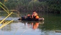 Tim gabungan melakukan penyelaman hingga penyisiran untuk mencari keberadaan seorang awak pesawat latih jenis Cessna yang jatuh di Sungai Rambatan Cimanuk, Indramayu. 