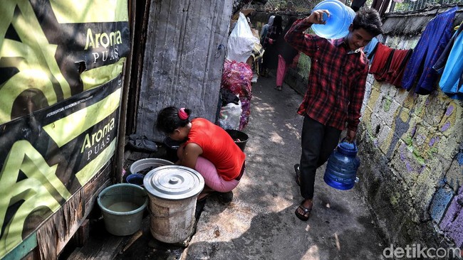Warga Miskin Jakarta Sulit Dapat Air Bersih, Kurban Tekan Inflasi?
