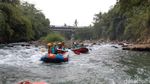 Foto Arung Jeram di Kali Elo Magelang Saat Matahari Terbenam