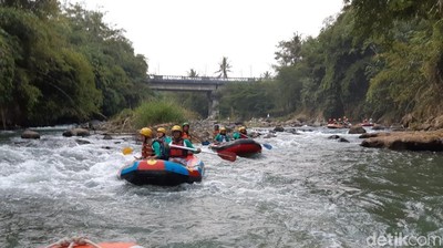 Foto Arung Jeram di Kali Elo Magelang Saat Matahari Terbenam